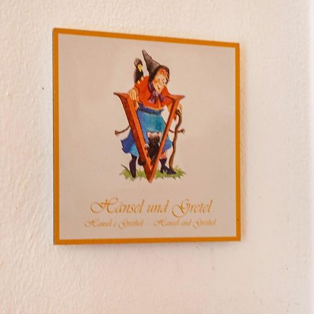 Haensel Und Gretel Schlosshof Umes Exteriör bild