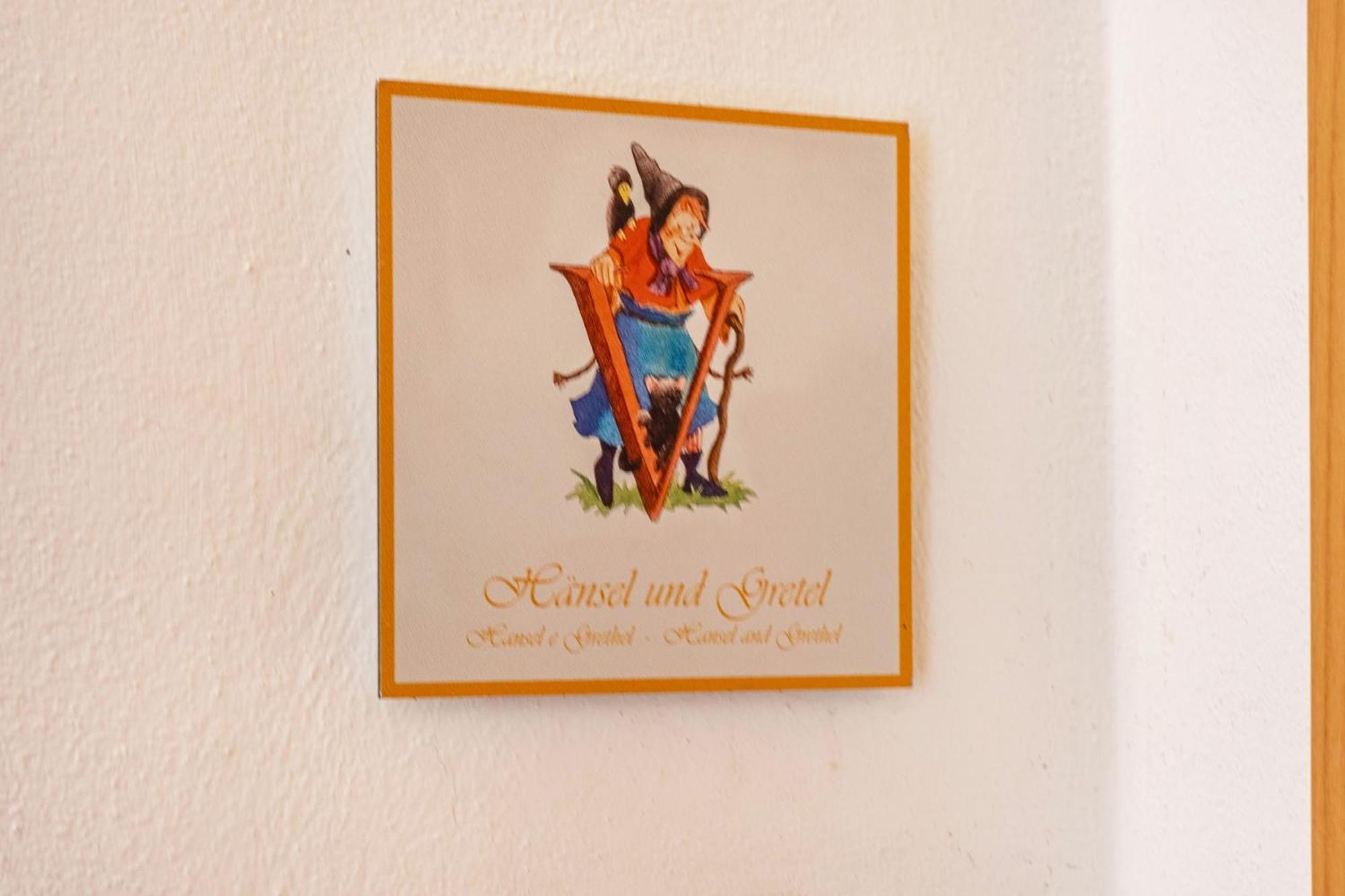 Haensel Und Gretel Schlosshof Umes Exteriör bild