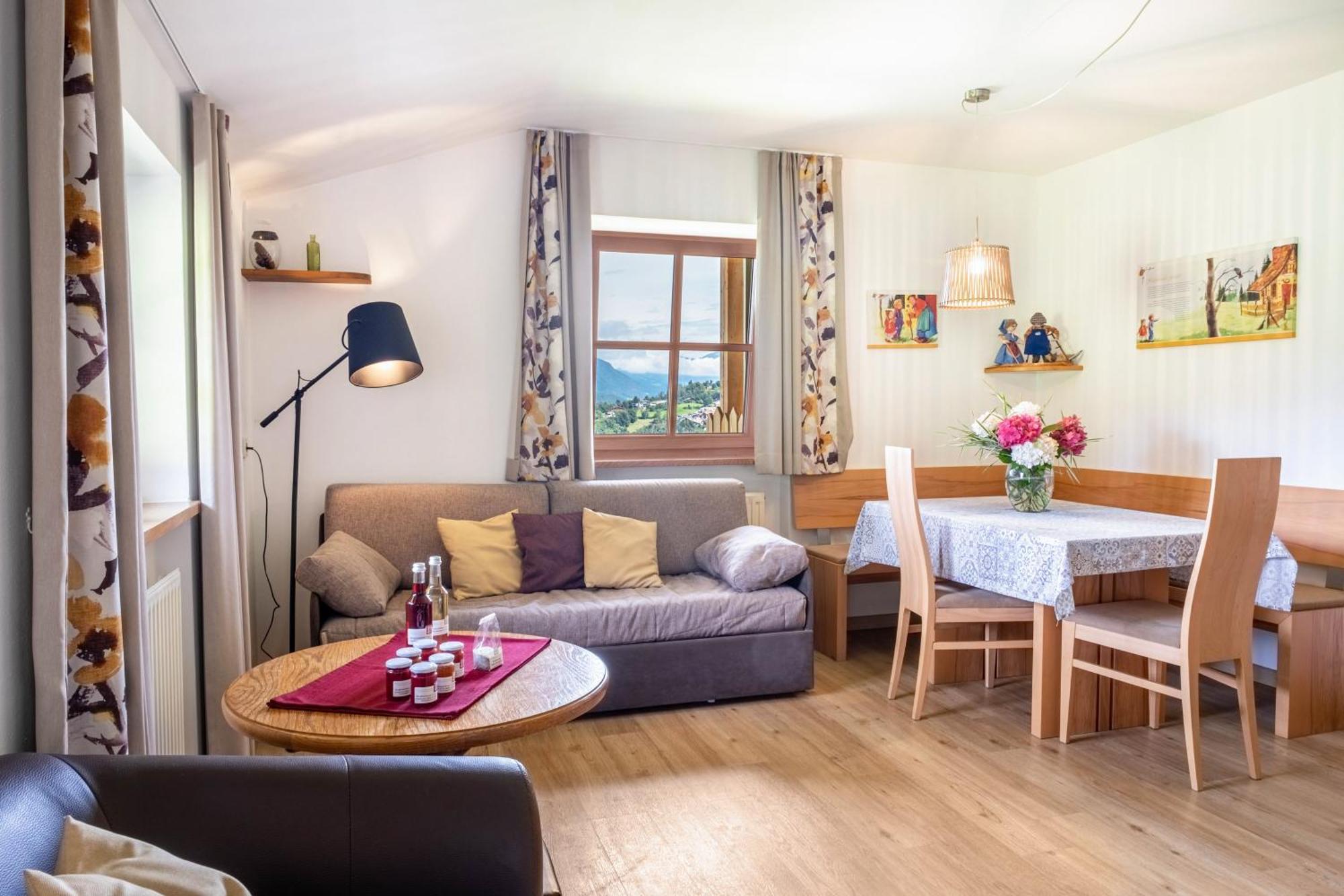 Haensel Und Gretel Schlosshof Umes Exteriör bild