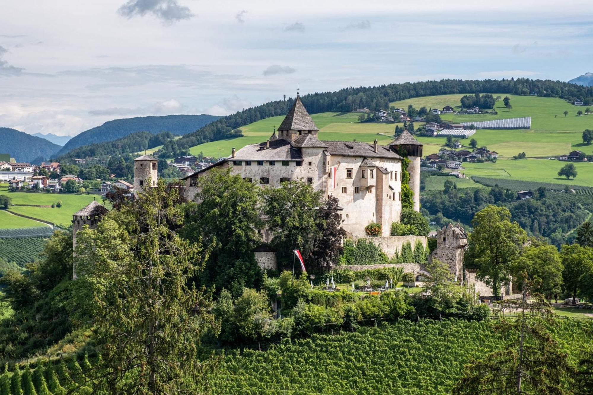 Haensel Und Gretel Schlosshof Umes Exteriör bild