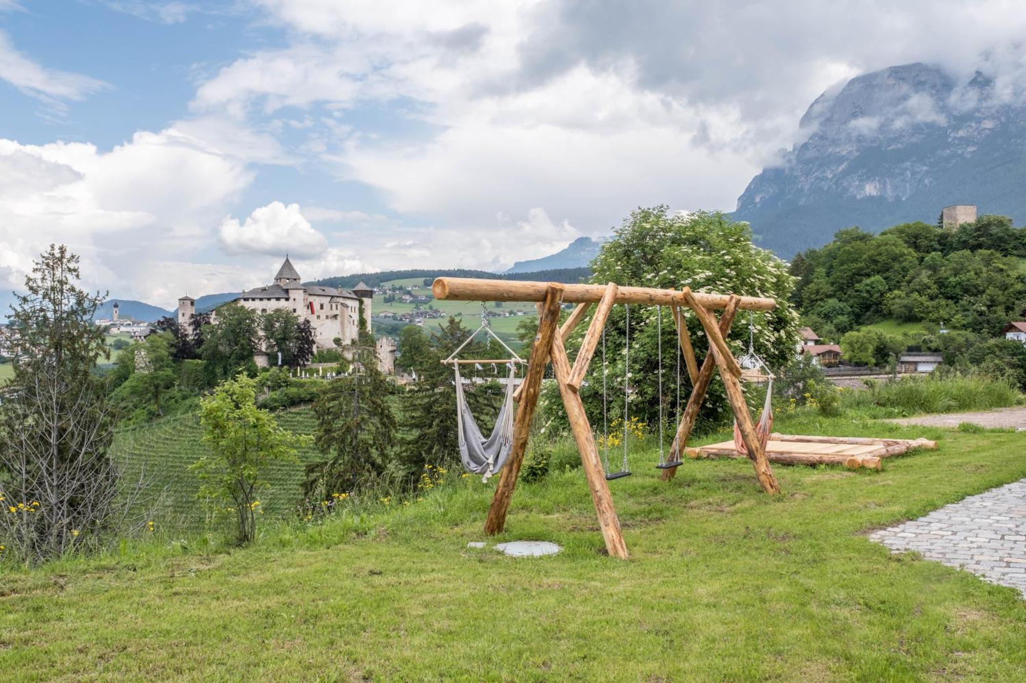 Haensel Und Gretel Schlosshof Umes Exteriör bild